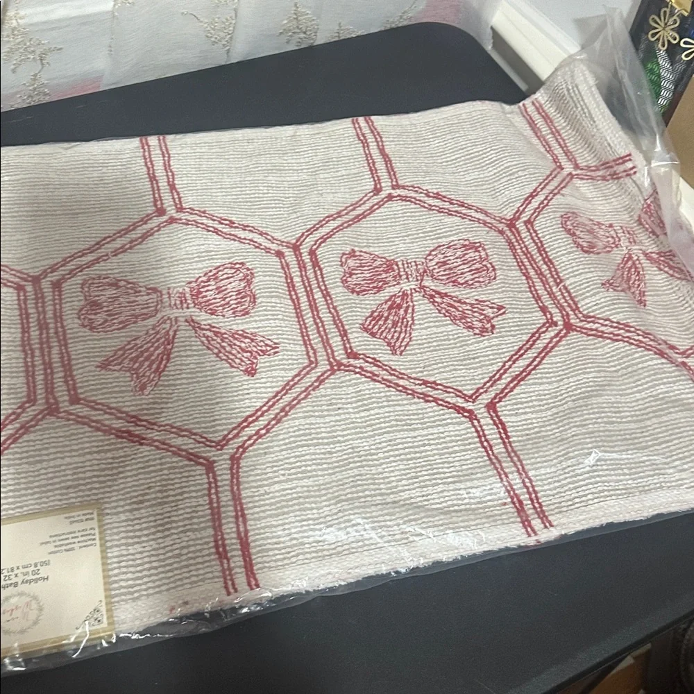 Red and pink bow bath rug 20” x 32”